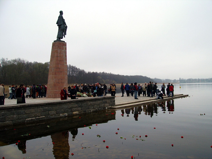 Ravensbrück : hommage aux 92 000 femmes de tous les pays, assassinées par les nazis, dont les cendres reposent au fond de ce lac