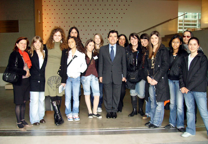 La délégation de collégiennes et lycéennes accueillie par l'ambassadeur de France en Allemagne, lors du voyage à Ravensbrück en 2006.